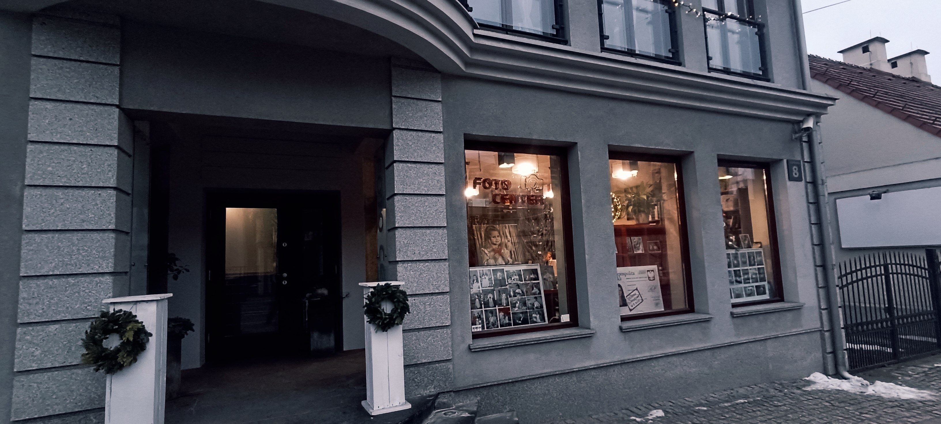 Witryna zakładu fotograficznego Foto Center przy ul. Złotnickiego 8 w Zduńskiej Woli