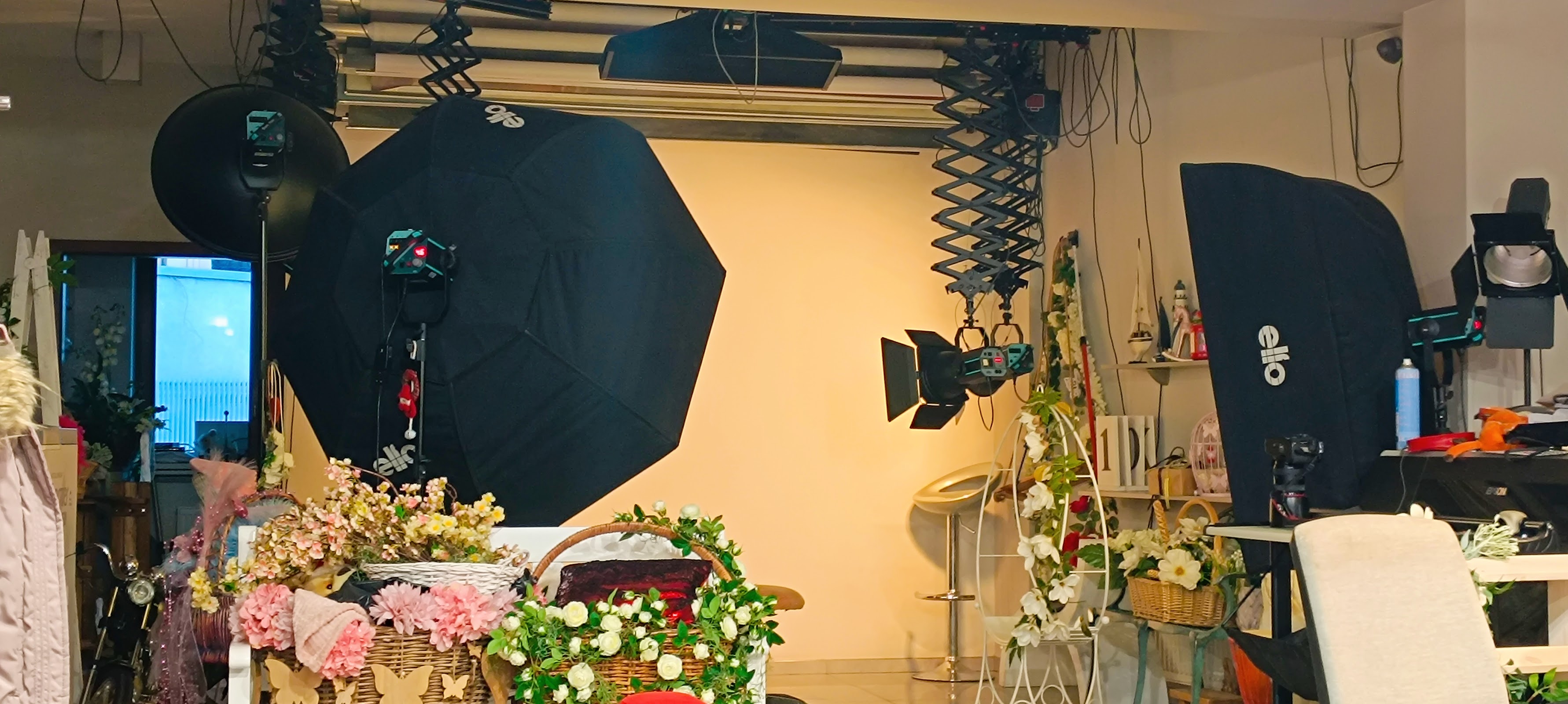 Wnętrze studia fotograficznego Foto Center w Zduńskiej Woli - profesjonalne lampy i softboxy